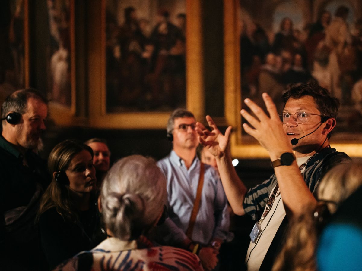 Dove en slechthorende bezoekers