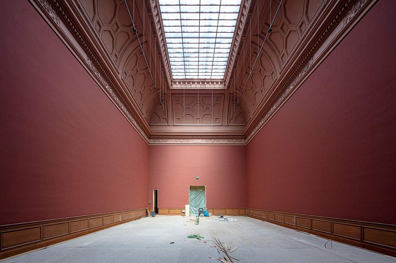 LR-KMSKA-7670.jpg De Rubenszaal wordt in het bordeauxrood geschilderd